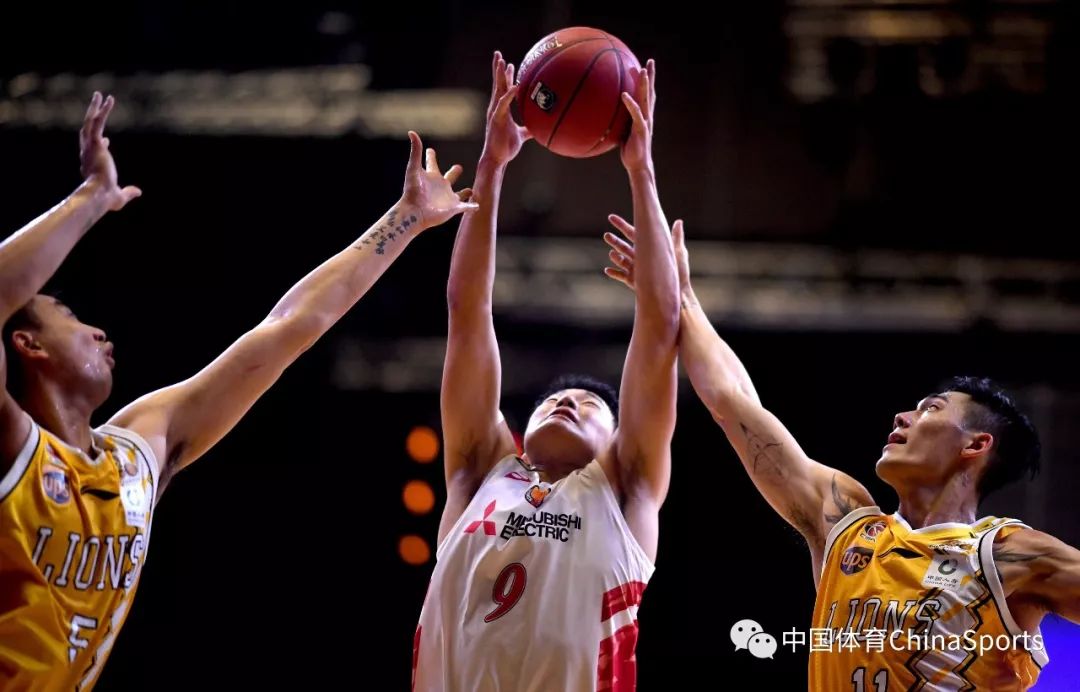 游泳联赛，瓯越海豚队与燕赵铁骑队淘汰对手，阵地战处理得当！战术板得到兑现的简单介绍