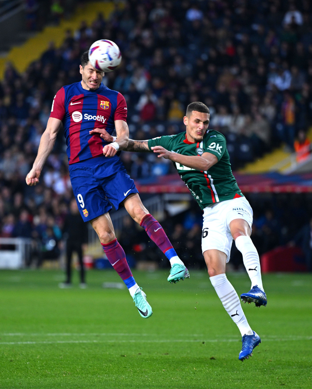 公牛不断突破！，莱万多夫斯基连续五场比赛得分超过反败为胜再创辉煌时刻(莱万多夫斯基九五至尊)